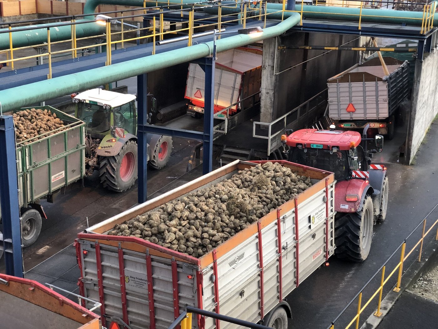 Auf dem Areal der Fabrik in Aarberg gab es eine Entgleisung. Der Rübenverlad musste auf zwei Bahnhöfe verschoben werden. (Bild Katrin Erfurt)