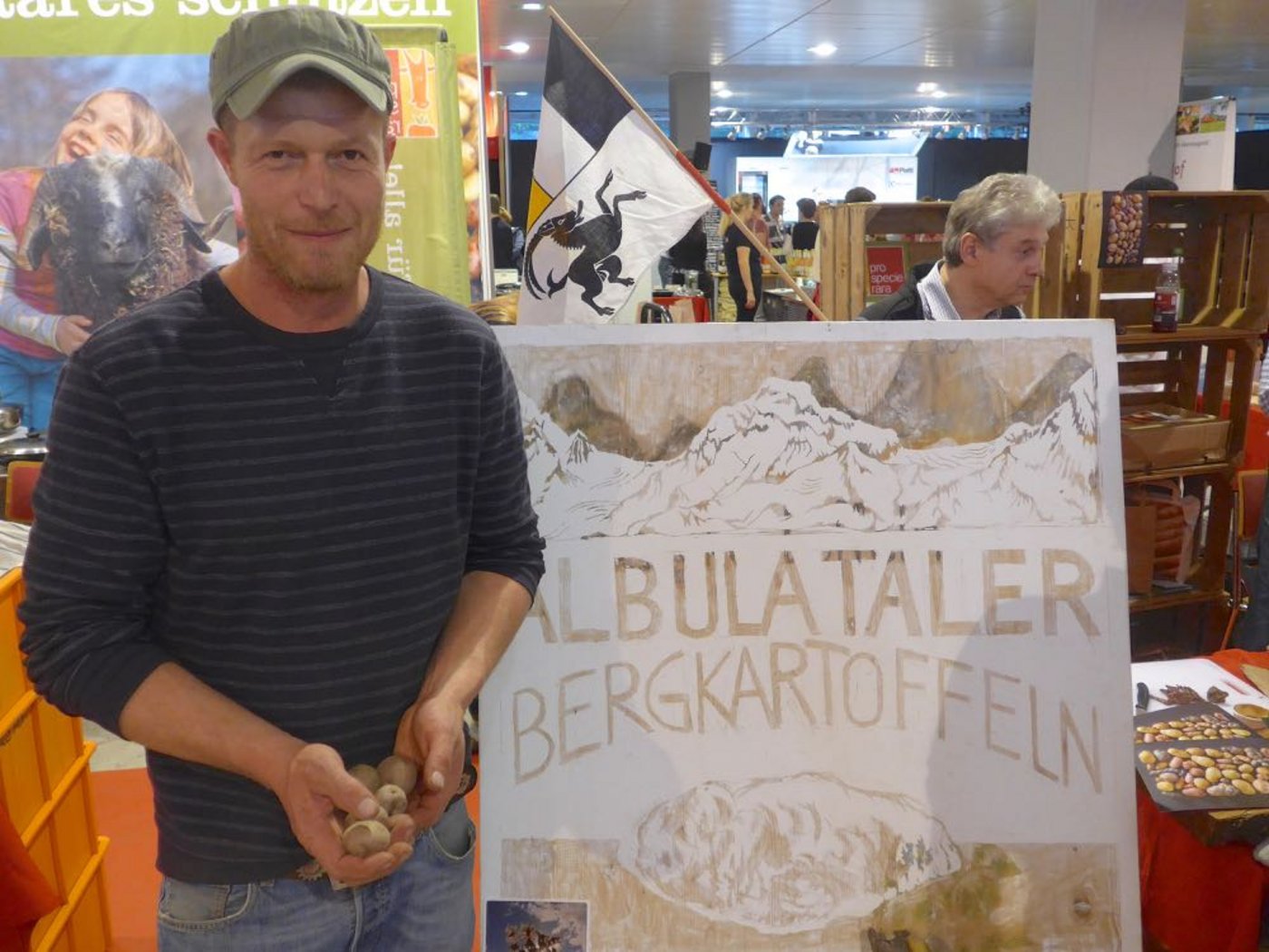 Der Herr der Härdöpfel: Biobauer Marcel Heinrich aus Filisur GR pflanzt mehrere Dutzend Sorten an. (Bild Adrian Krebs)