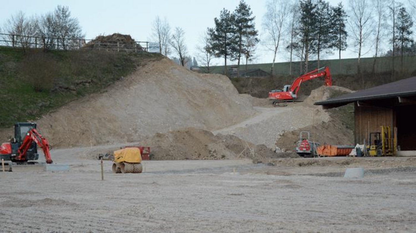 Noch laufen die Arbeiten an der künftigen Emmental Arena auf Hochtouren. (Bild sb)