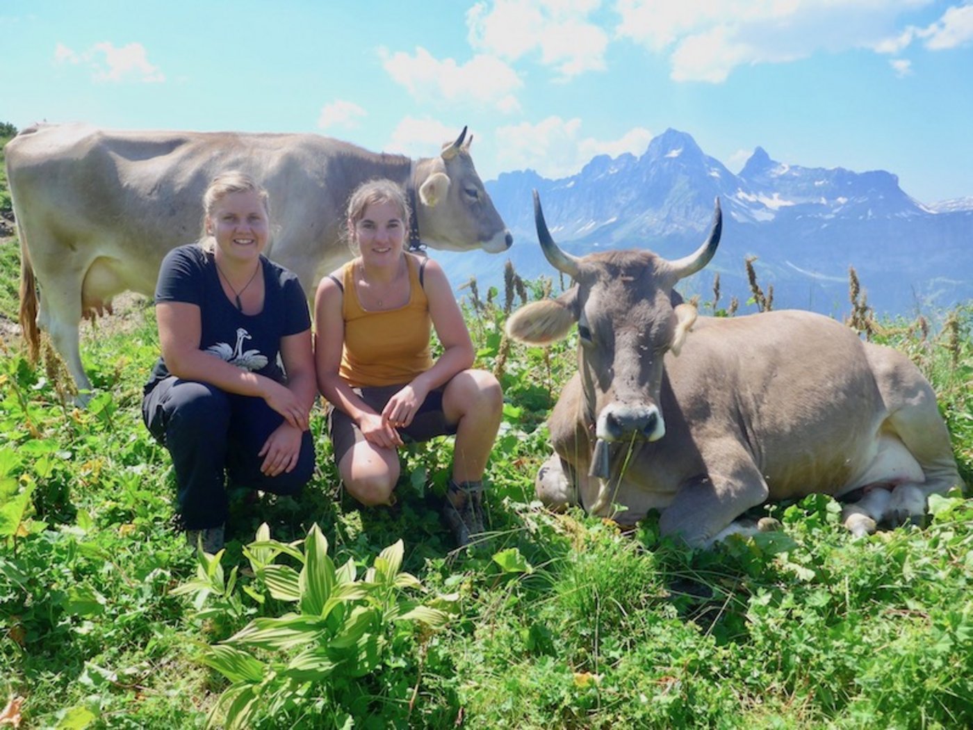 Schwestern mit Aussicht: Debora (l.) und Alexandra Huber auf dem Saasberg, der obersten Staffel der Alp Bodmen. Hier melkt Debora 29 Kühe, Alexandra arbeitet derweil im Ortstockhaus oberhalb von Braunwald. Den Ortstock sieht man im Hintergrund. (Bilder akr)