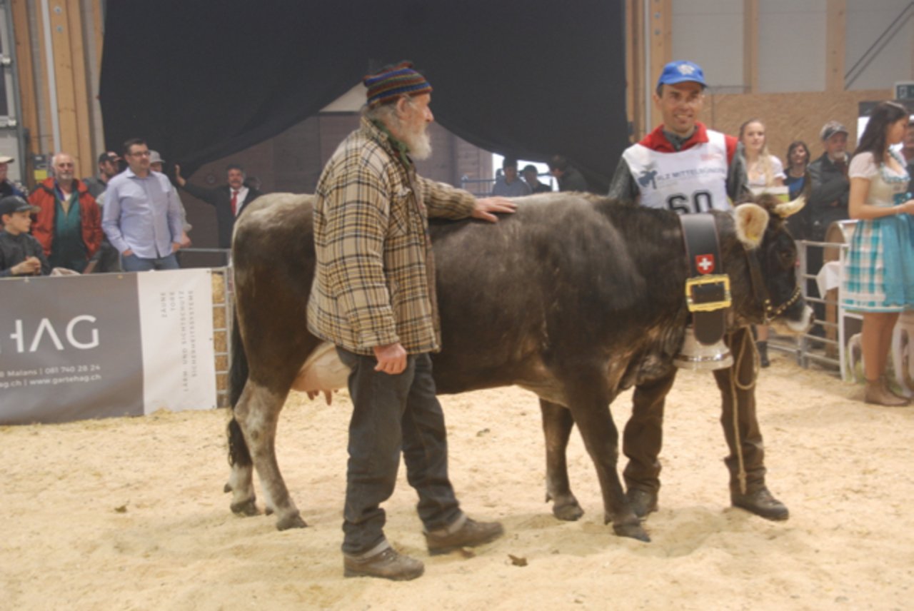 Gemus Halisa, Andreas Kaufmann, Nufenen, wurde zur Kuh mit den schönsten Hörnern gewählt. Den Preis sponserte Armin Capaul, Initiant der Hornkuhinitiative (mit Wollmütze). 