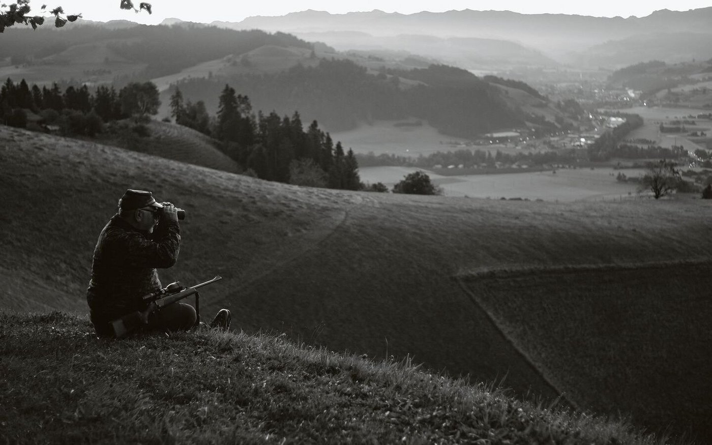 Tönu wartet oberhalb des Emmentals auf Rehe, bevor die Sonne aufgeht. 