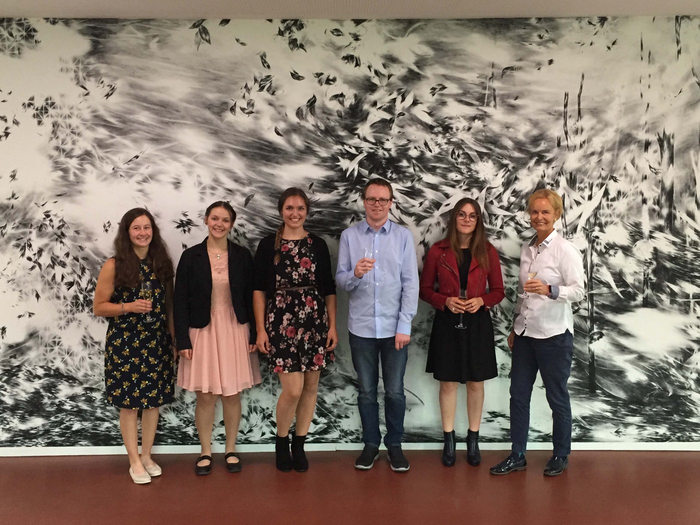 Das Glück liegt auf dem Rücken der Pferde – oder in der HAFL? Die Absolventinnen und der Absolvent der Vertiefung Pferdewissenschaften mit der Dozentin Cony Herholz (rechts). (Bild C. Herholz)