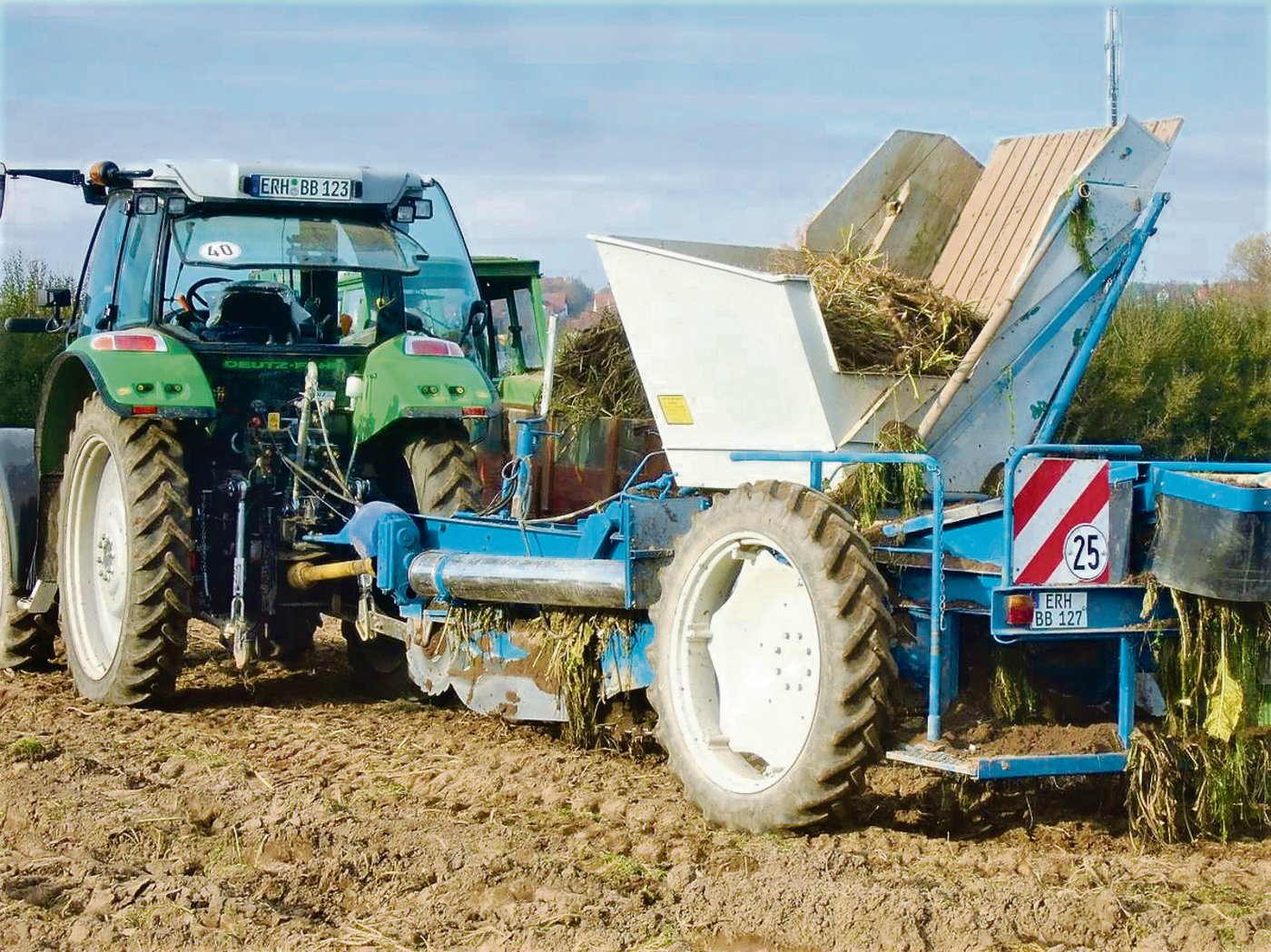 Der Vollernter ist ein  Samro, den Karl Brehm für die Meerrettichernte umgerüstet hat. 