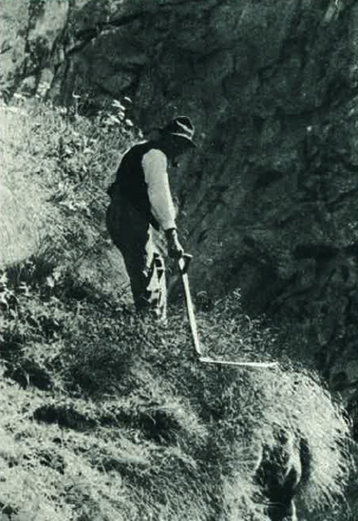 Absturzgefahr: Der Bergheuer sollte bei der Arbeit am Abhang vorsichtig sein. (Bild Schmid)