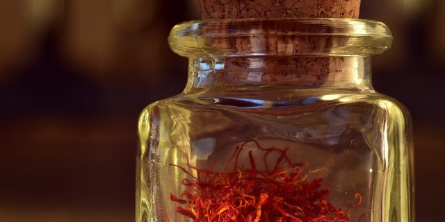 Wer Safran im Glas kauft, hat mehr Chancen, dass er echt ist als bei einem Pulver – die Fäden lassen sich weniger gut fälschen. (Bild Pixabay)