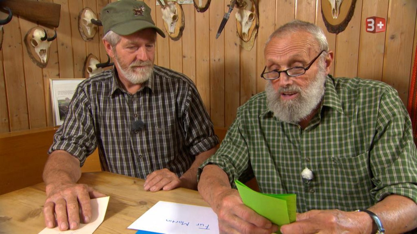 Angesichts der eingesandten Briefe steht Martin (rechts) vor der Qual der Wahl. (Bilder zVg) 