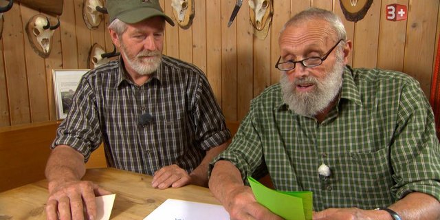 Angesichts der eingesandten Briefe steht Martin (rechts) vor der Qual der Wahl. (Bilder zVg) 