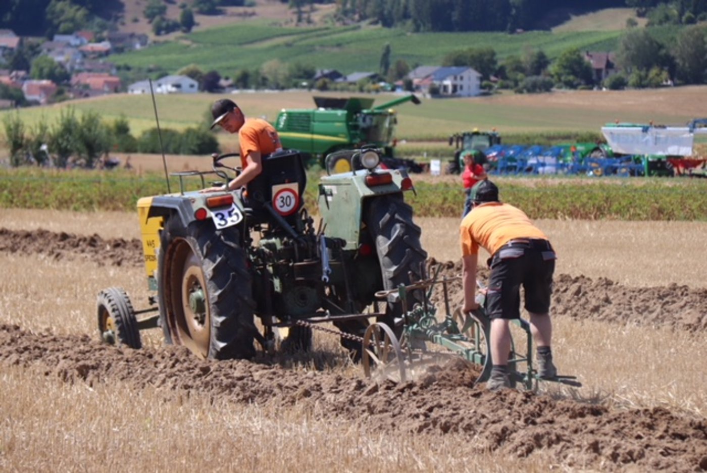 Christof Nater und Rafi Gachnang  gewannen in der Kategorie Plausch mit dem Selbsthalterpflug. (Bilder RoMü)
