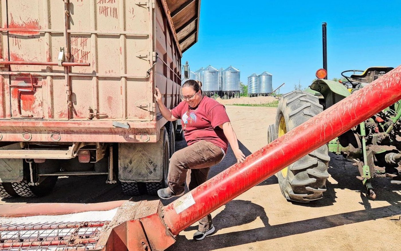 Keine Angst vor grossen Maschinen: Während der Saatzeit fährt Julie Gabriel mehrmals täglich zum Feld, um die Sämaschine zu füllen.
