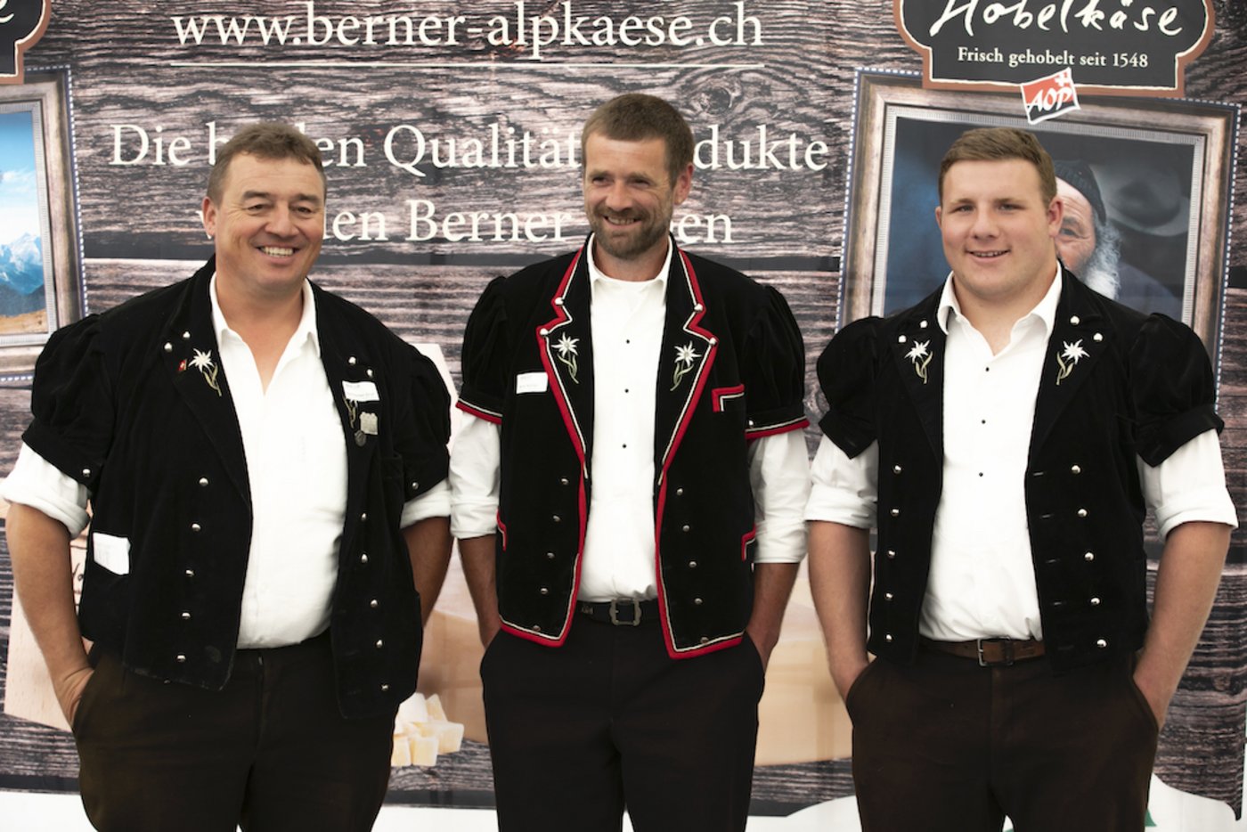 Die Berner Alpkäsemeisterschaft in Saanen, bildete den Höhepunkt des Alpsommer 2019, (v. l. n. r.):  Leiter Beratung Hanspeter Graf, Präsident Casalp Hans Kohler und Botschafter Berner Alpkäse AOP Patrick Gobeli. 