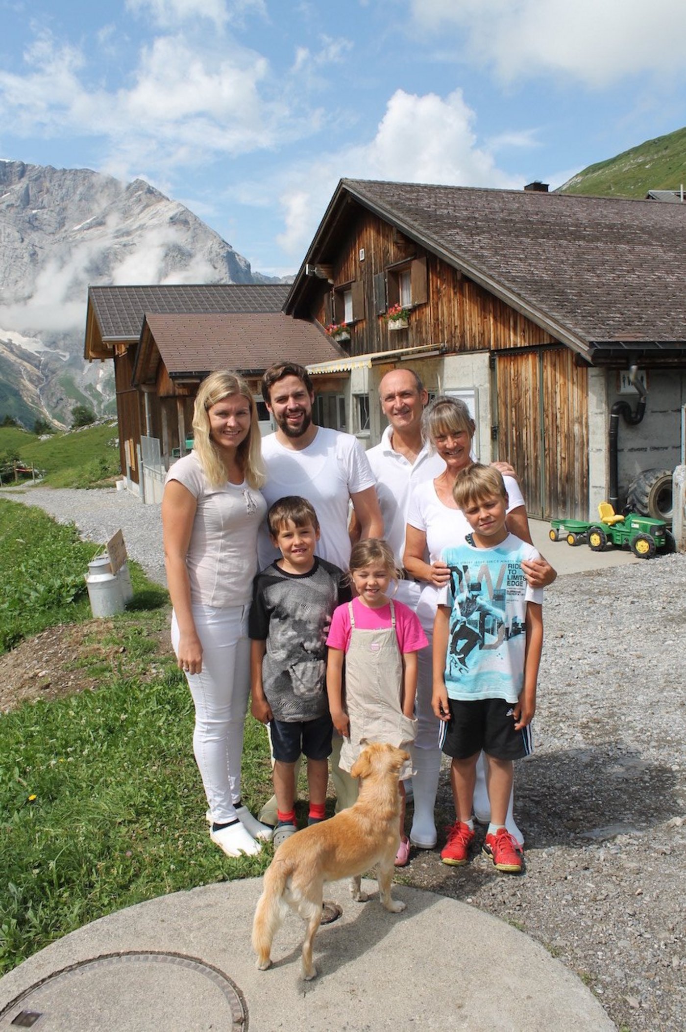 Die Käsereifamilie Spichtig mit Helfern (v. l. n. r.): Daniela und Florentin Spichtig, Roman und Elke aus Freiburg im Breisgau, vorne die Kinder Jonas, Svenia und Joel. (Bilder Robert Kuster)