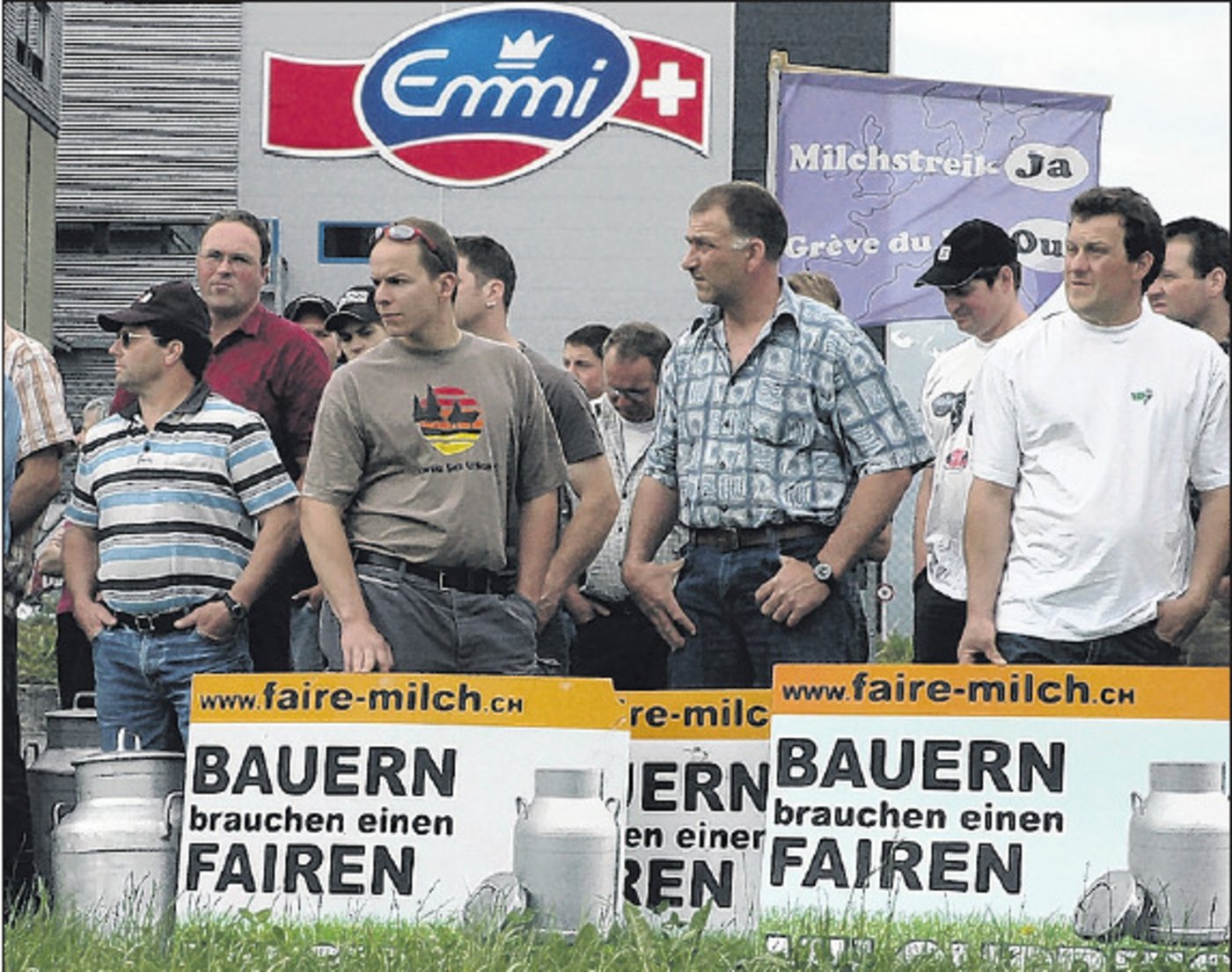 Rund 100 Bäuerinnen und Bauern folgten dem Aufruf der BIG-M in Emmen LU, um gegenüber Emmi ihren Protest gegen die abgelehnte Preiserhöhung auszudrücken. (Bild Josef Scherer)