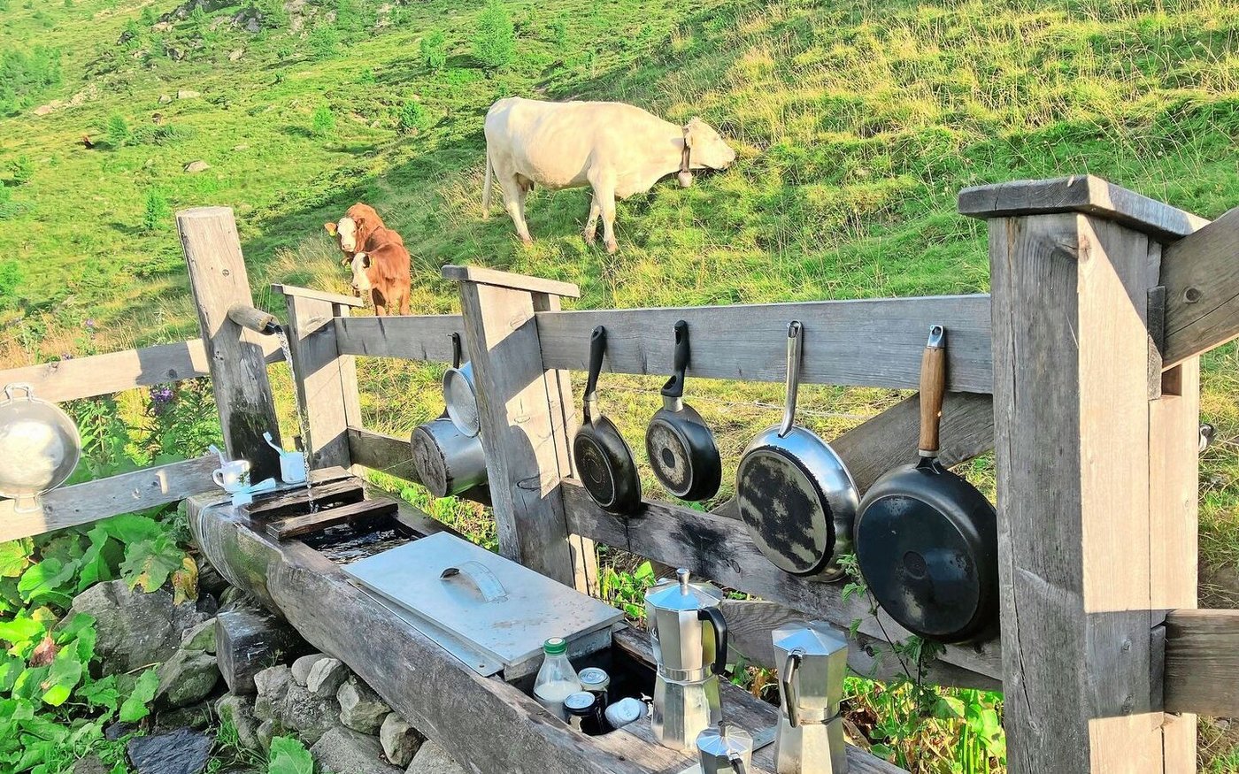 Der Abwasch unter freiem Himmel: Bei schönem Wetter findet das Alpleben hauptsächlich draussen statt. 