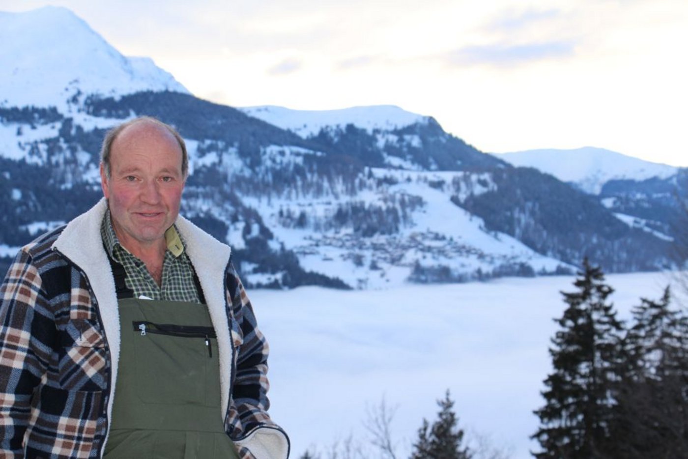 Peter Jäger ist Bauer und Besamungstechniker. Unweit von Arosa bewirtschaftet er seinen Milchbetrieb mit Aufzucht und ist von Dezember bis Januar im Dauereinsatz für die Besamung (nächstes Bild). (Bilder Nadine Baumgartner)