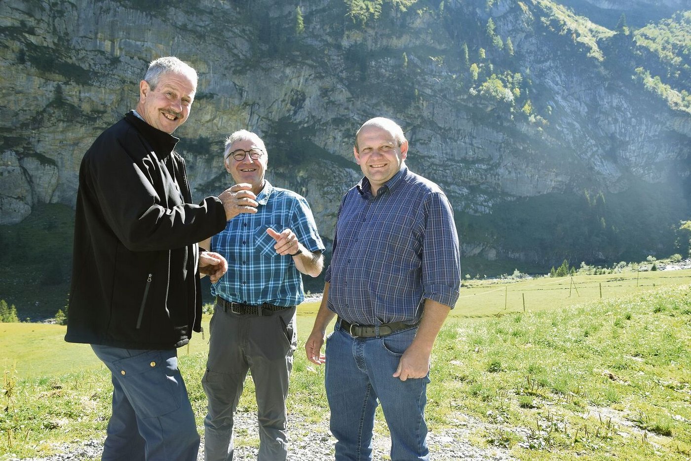 Hans Rösti, Präsident der Alpkorporation Ueschinen, Peter Stoller, Verwaltungsratspräsident LWK, und Ernst Wandfluh, Kassier des Projekts (v. l. n. r.), freuen sich über den gelungenen Abschluss.