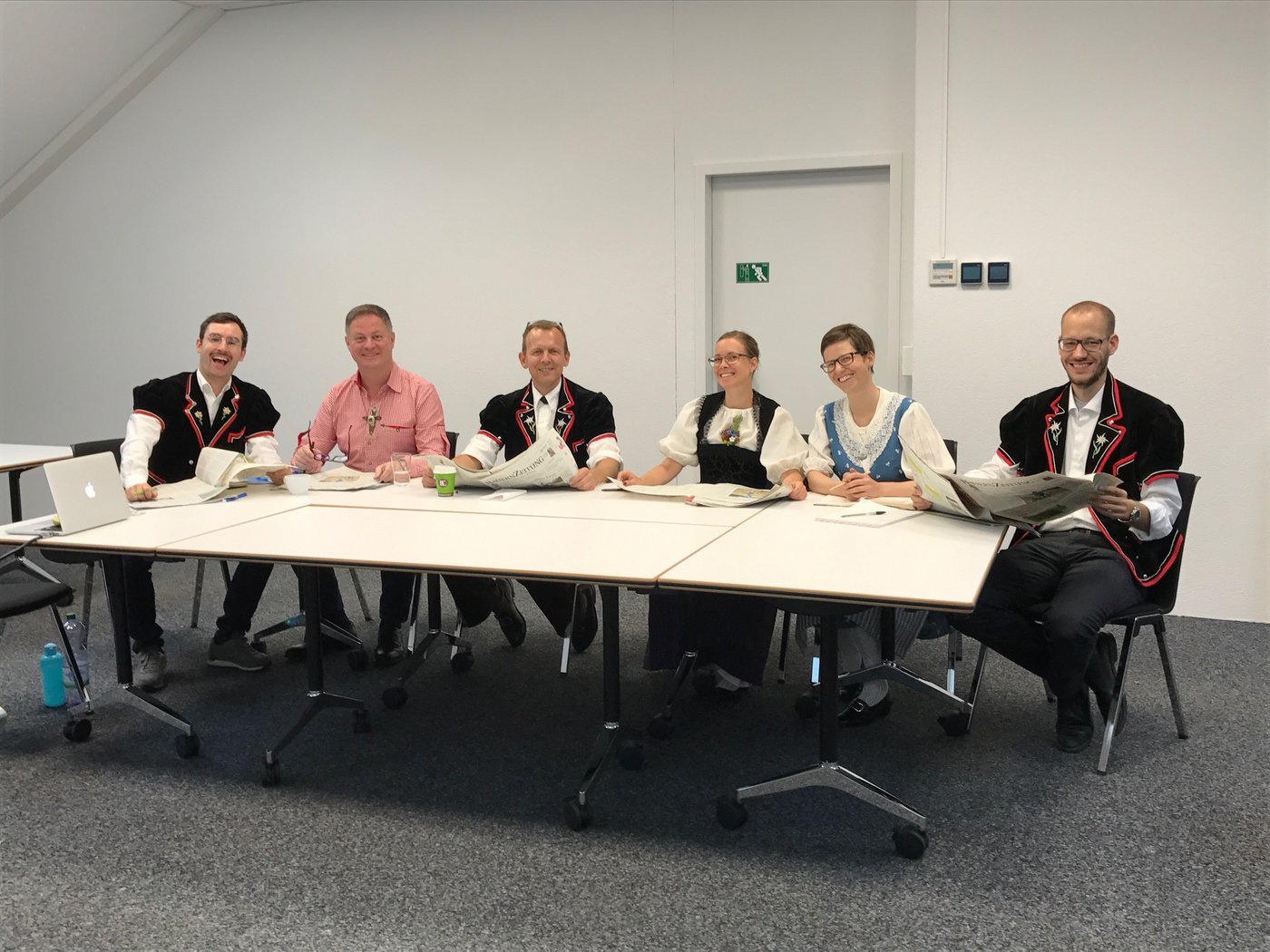 Die Redaktionsitzung am Tag der Tracht. (Bild akr)