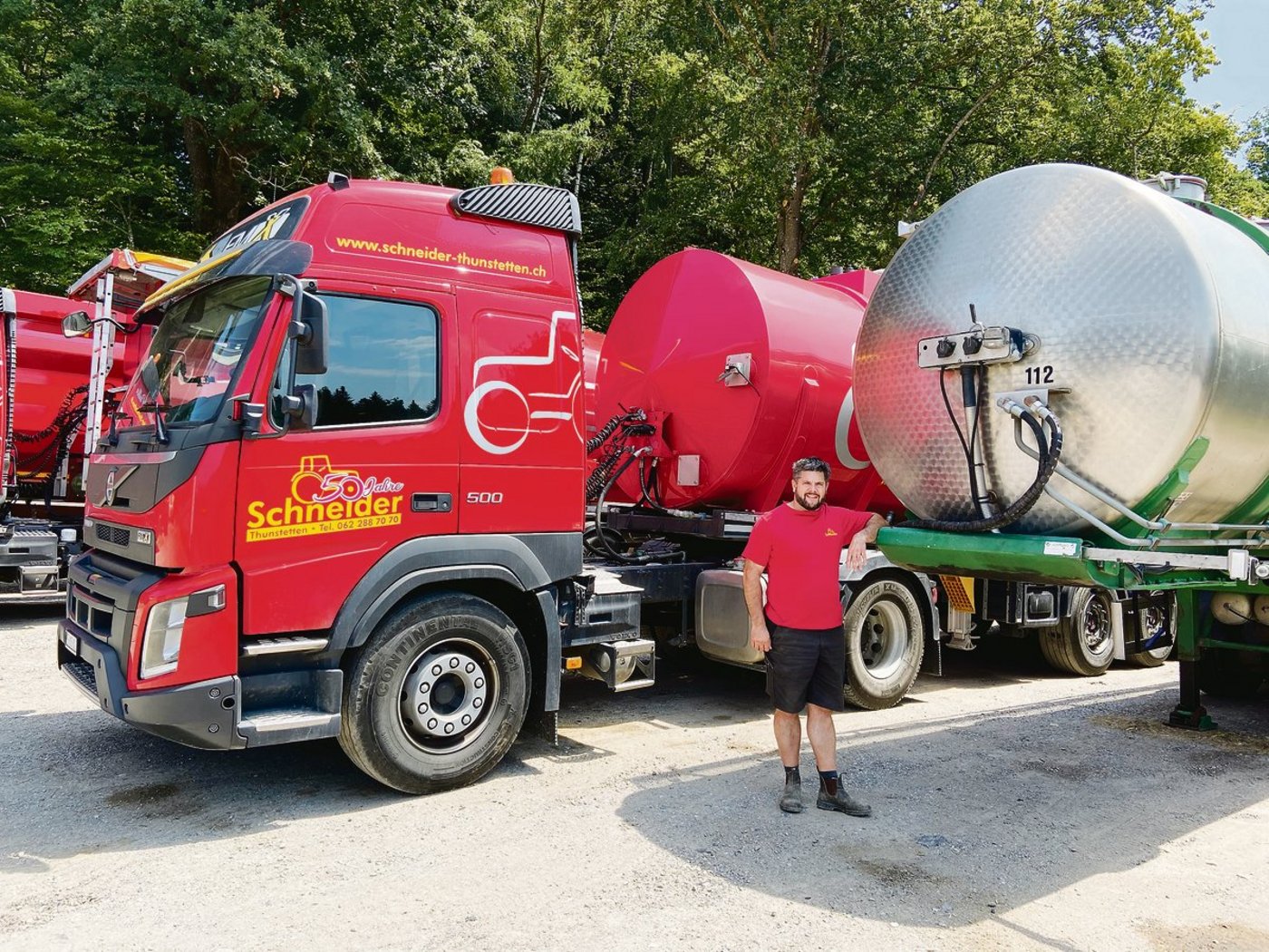 Markus Schneider vor seinem Lastwagenpark. Der Transport ist eines von acht Geschäftsfeldern der Firma. Die Jubiläumskampagne heisst deshalb «wir geben 8». Damit wolle man aber auch dem Respekt gegenüber Umwelt und Umfeld Ausdruck geben. (Bilder akr)