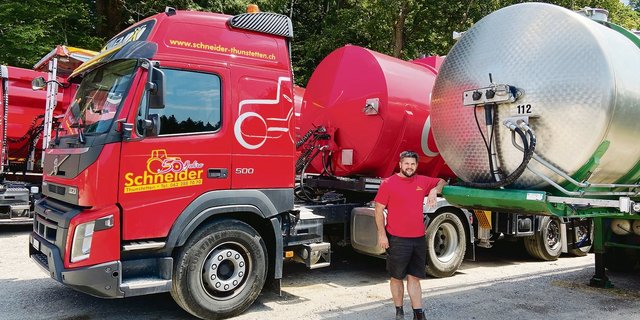 Markus Schneider vor seinem Lastwagenpark. Der Transport ist eines von acht Geschäftsfeldern der Firma. Die Jubiläumskampagne heisst deshalb «wir geben 8». Damit wolle man aber auch dem Respekt gegenüber Umwelt und Umfeld Ausdruck geben. (Bilder akr)