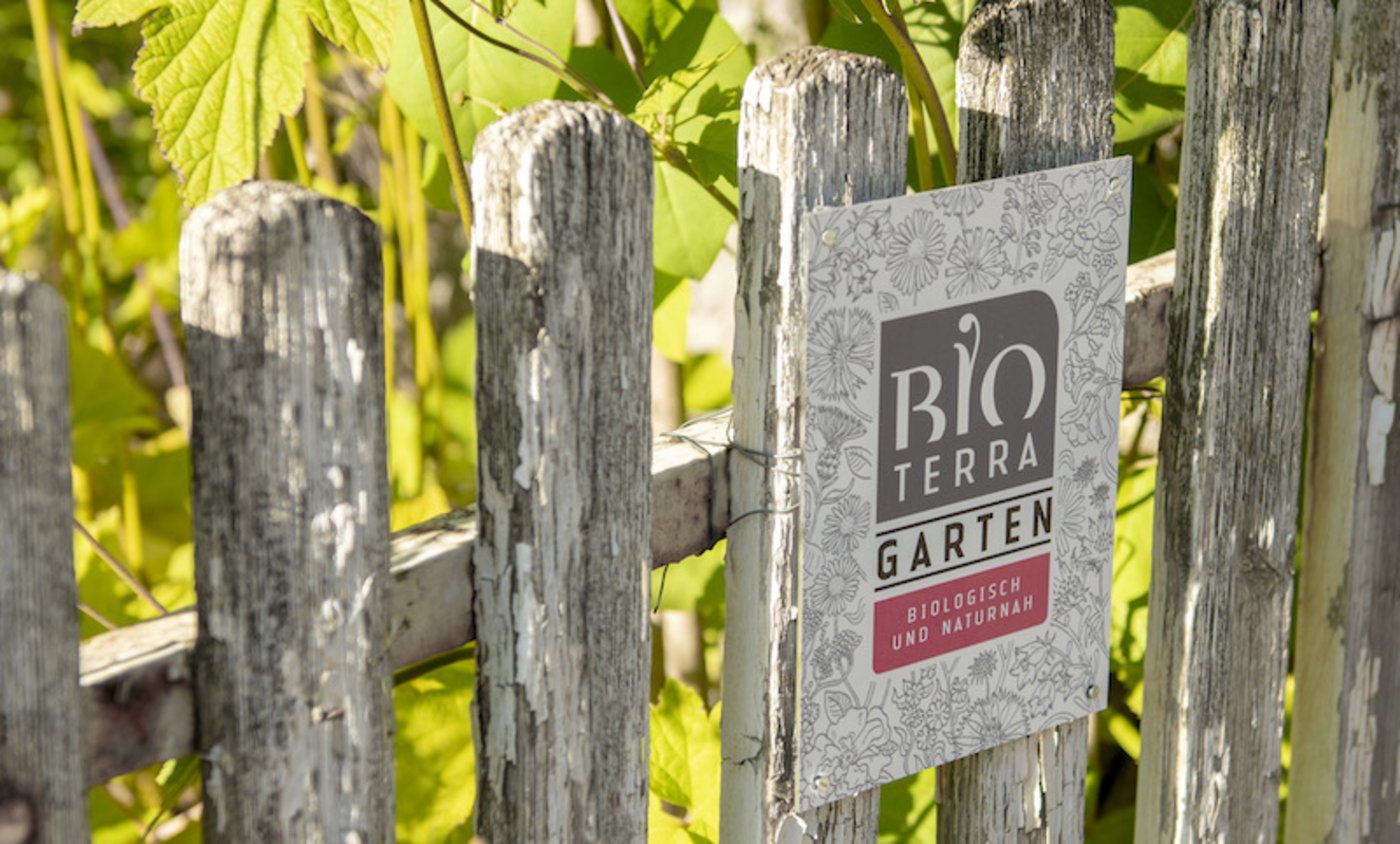 Die Tafel besagt: Dieser Garten ist bewusst nach ökologischen Kriterien gestaltet und hier wird auf chemisch-synthetische Dünger, Pestizide und Torf verzichtet. (Bild Bioterra)
