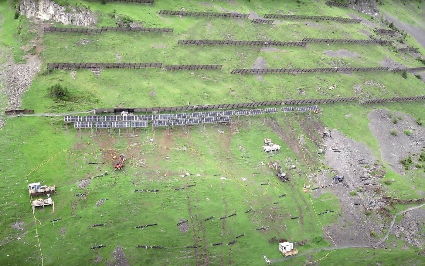 Die Fläche der zukünftigen PV-Grossanlage ist bereits mit Lawinenverbauungen belegt und mit einer Strasse erschlossen. Der Baustart erfolgte im Frühling 2025.