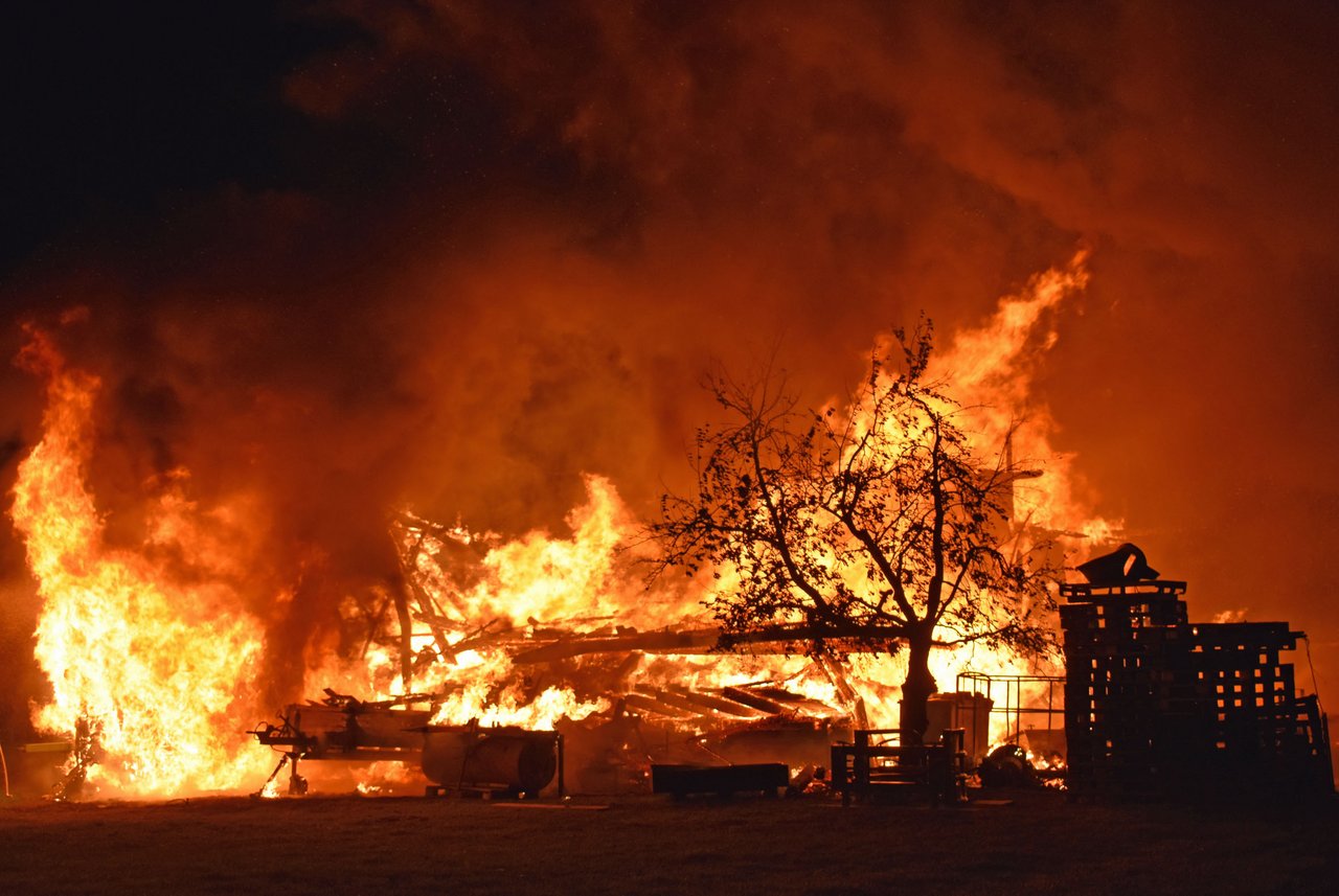 Beide Gebäude brannten vollständig nieder. (Bild Kantonspolizei Luzern)