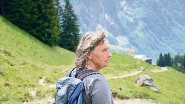 Trittsicher und immer mit offenen Augen für die Schönheit der Natur ist Silvia Linder auf der Alp unterwegs.