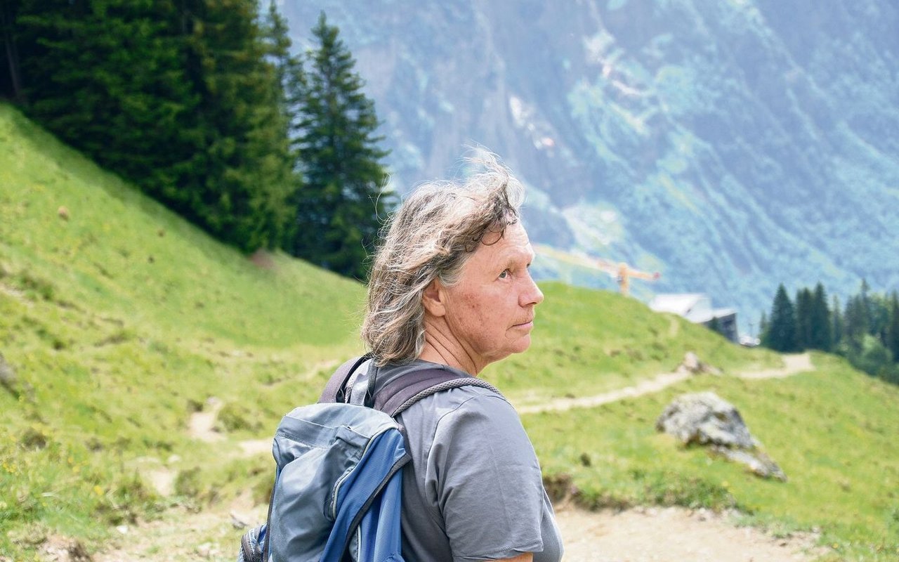 Trittsicher und immer mit offenen Augen für die Schönheit der Natur ist Silvia Linder auf der Alp unterwegs.