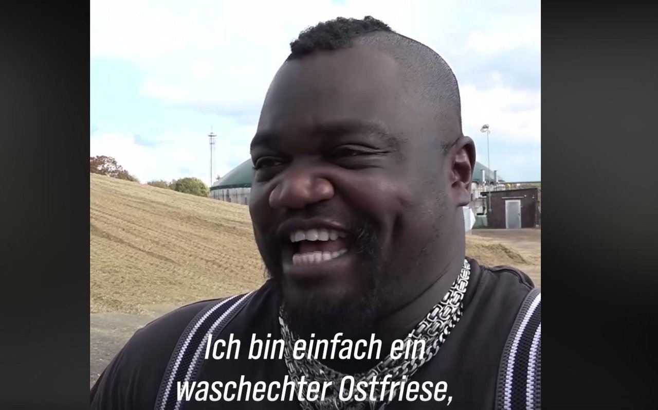 «Ich bin ein waschechter Ostfriese, nur anders verpackt», sagt Keno Veith über sich selbst. (Bild Screenshot NDR.de)