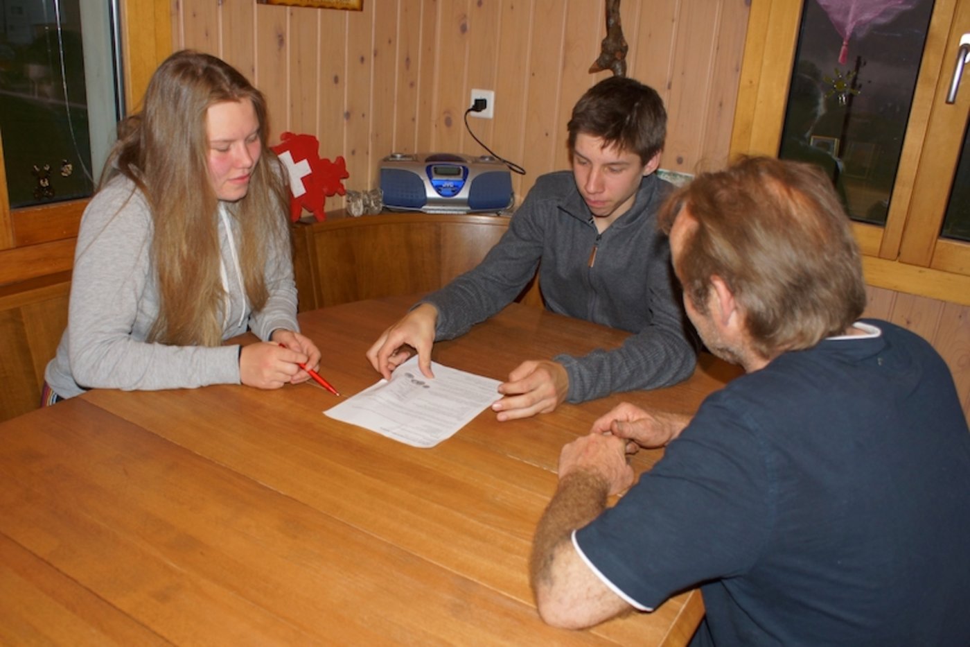 Bereits mit Jugendlichen den Lohn für ihre Mitarbeit zu diskutieren, fördert den umsichtigen Umgang mit Geld.