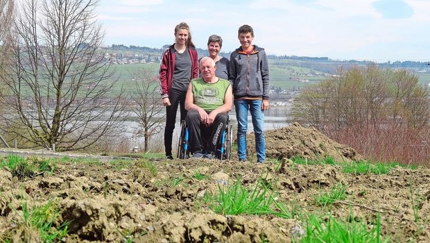 Die Bauernfamilie Is Die Bauernfamilie Iseli hat schwere Zeiten durchgemacht (v.l): Andrea, Marianne und Florian Iseli und im Rollstuhl Fritz Iseli.