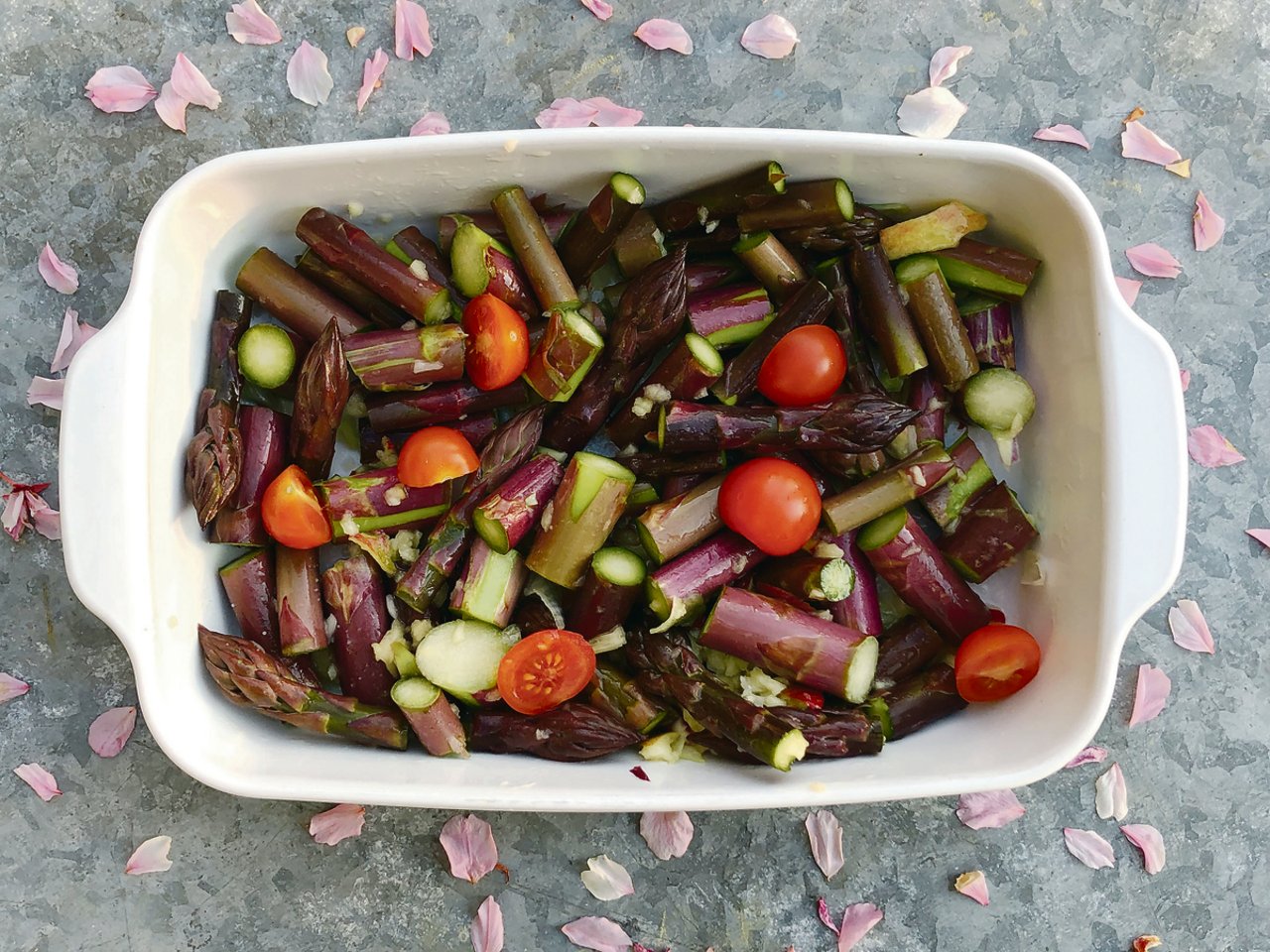 Violette Spargeln kommen auch roh als Salat auf den Tisch. Charakteristisch ist der süssliche und nussige Geschmack.