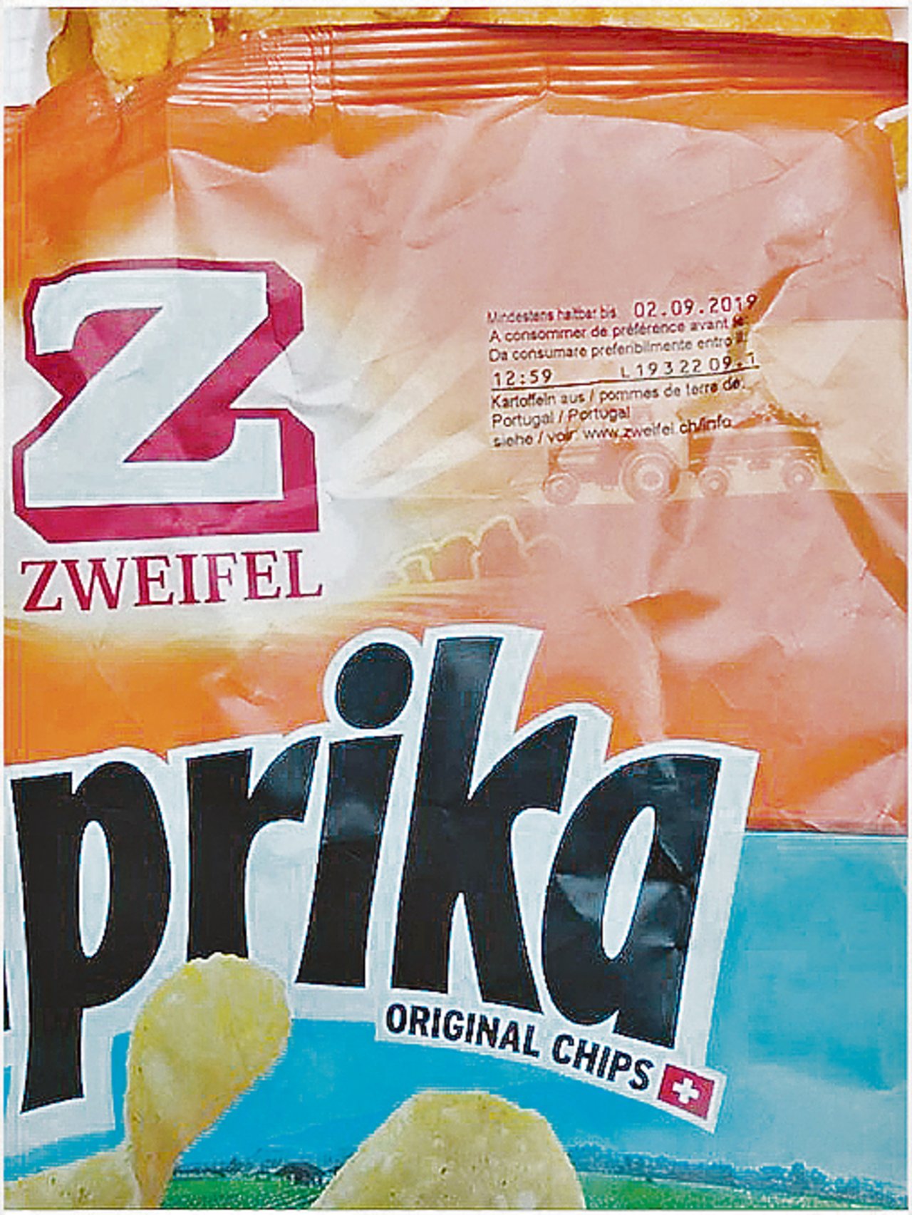 Dieses Bild sorgt für rote Köpfe: Obwohl der Inhalt aus Portugal stammt, werden die Chips als Original Schweizer verkauft.(Bild zVg)