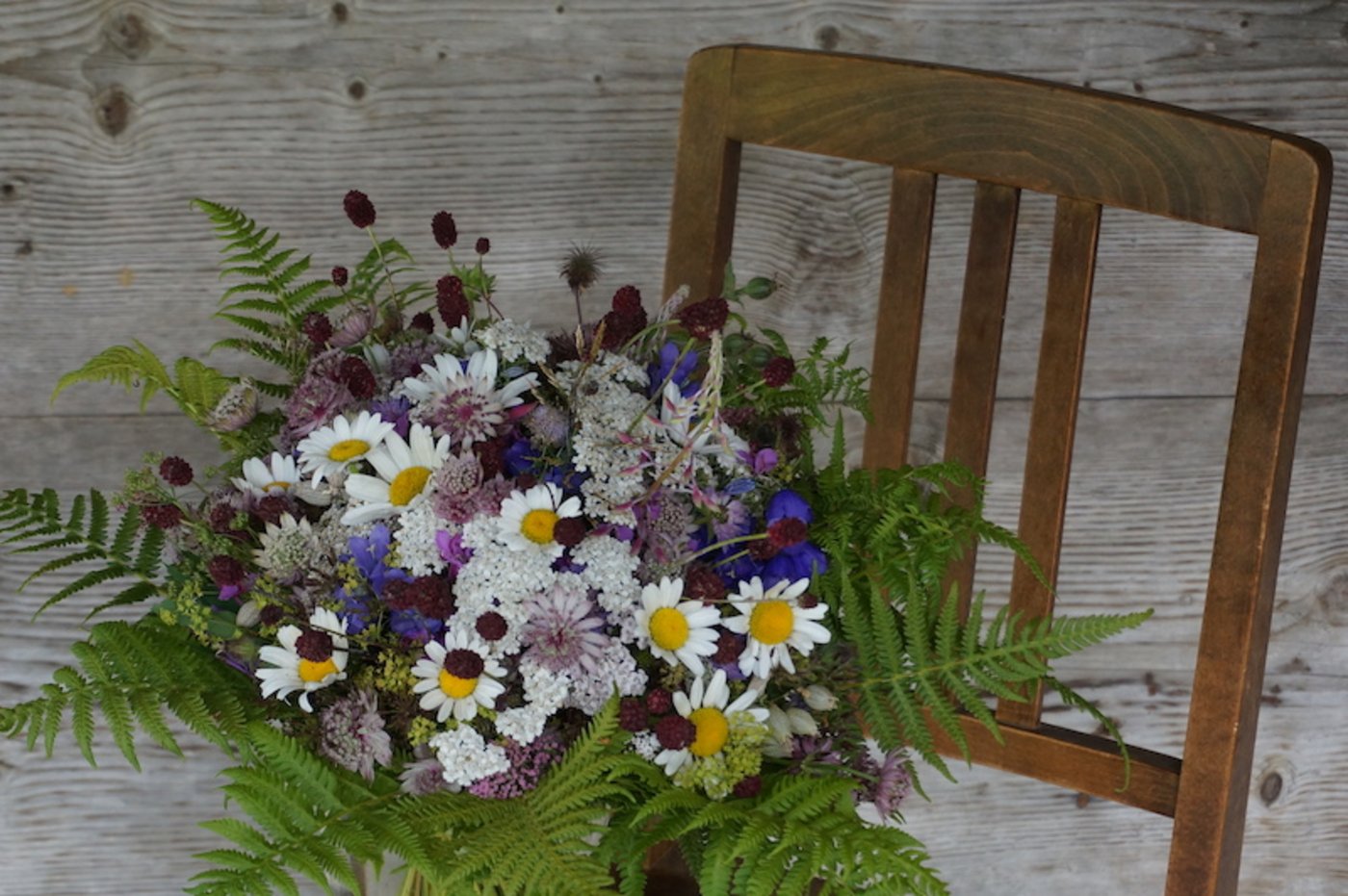 Das Resultat: ein Strauss in zarten Farben, mit filigranen Blüten und einer grossen Portion Alpsommer. 