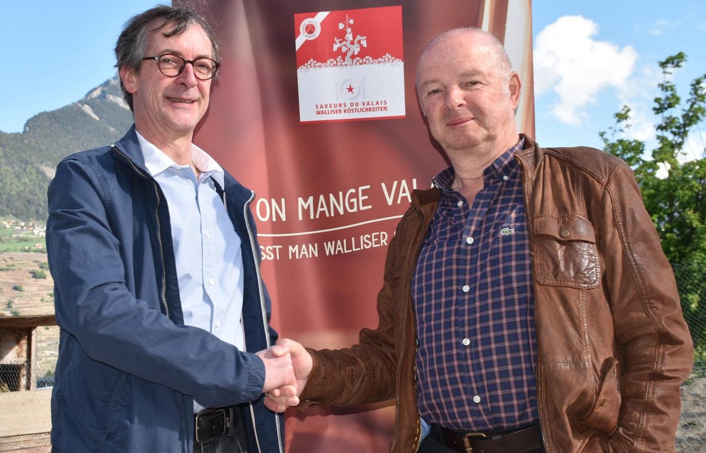 Der ehemalige «Feinschmecker Wallis»-Präsident Gabri Gex-Fabry (rechts) übergab sein Amt am 26. April an Charles-Henri Zuchuat. (Bild zVg)