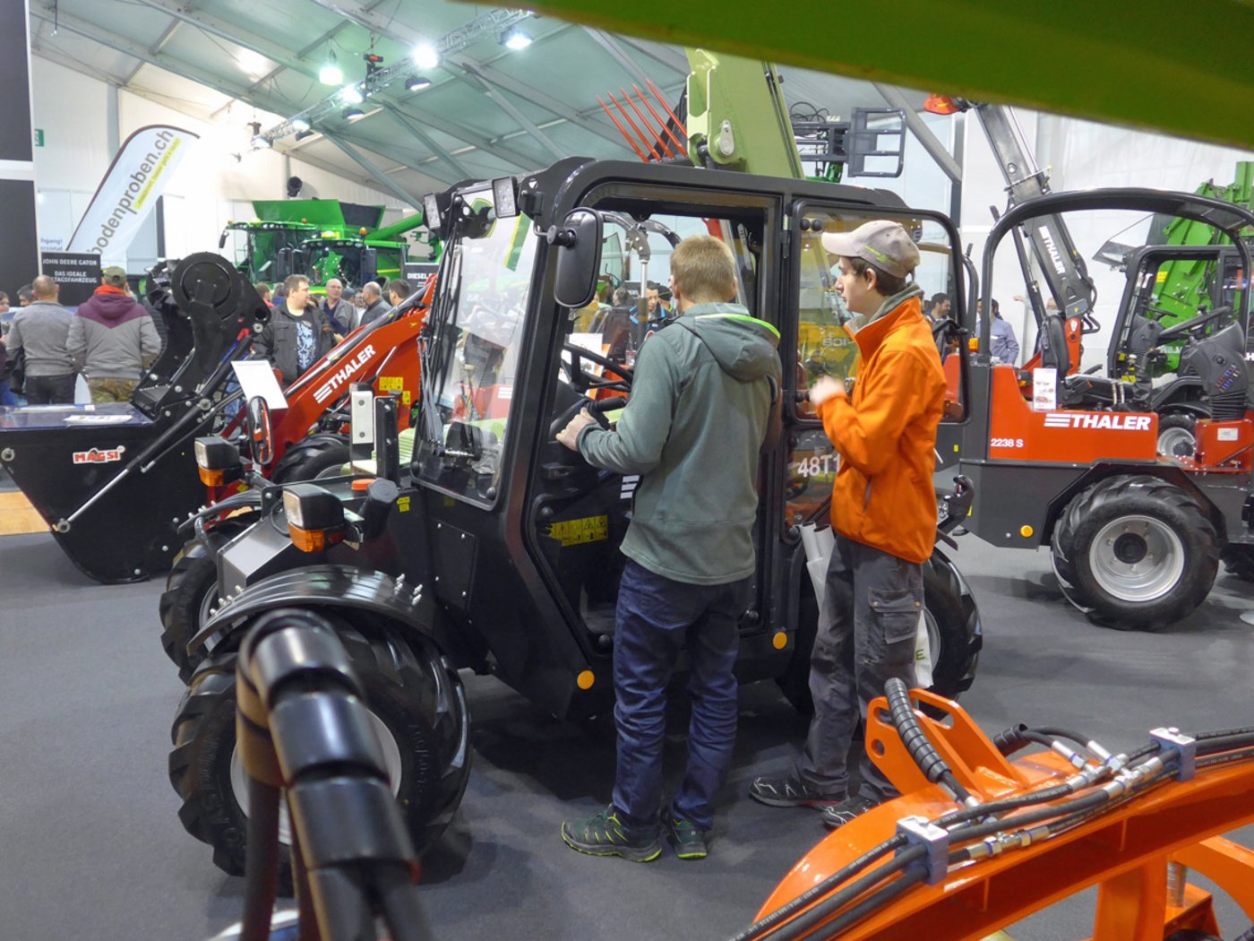 Jungbauern auf Besichtigungstour. (Bild akr)