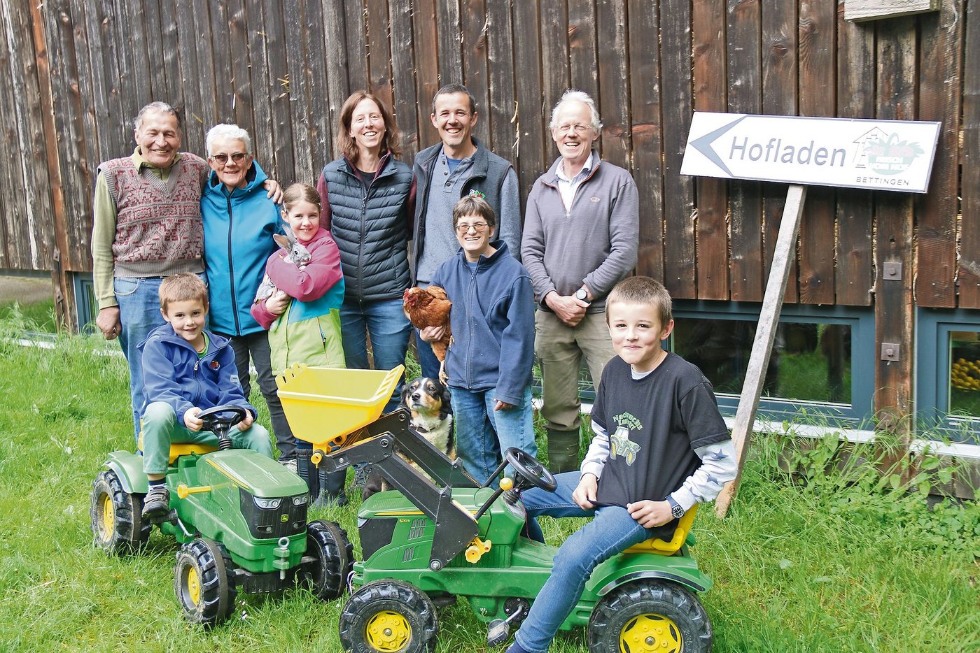 Die Bauernfamilie Gerber aus Bettingen: Hinten Grosseltern Werner und Hanna, Eltern Heidi und Patrick, Mitarbeiter Bob, vorne  Elias, Sina, Mitarbeiterin Barbara und Joele.(Bild BB)
