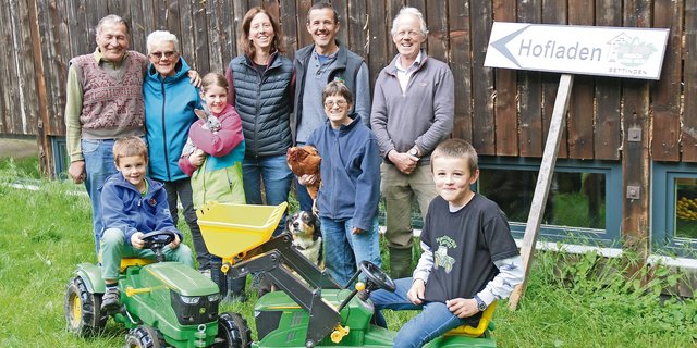Die Bauernfamilie Gerber aus Bettingen: Hinten Grosseltern Werner und Hanna, Eltern Heidi und Patrick, Mitarbeiter Bob, vorne  Elias, Sina, Mitarbeiterin Barbara und Joele.(Bild BB)