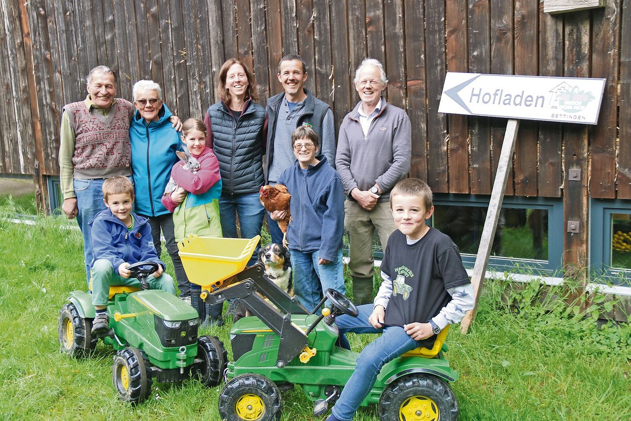 Die Bauernfamilie Gerber aus Bettingen: Hinten Grosseltern Werner und Hanna, Eltern Heidi und Patrick, Mitarbeiter Bob, vorne Elias, Sina, Mitarbeiterin Barbara und Joele.(Bild BB)