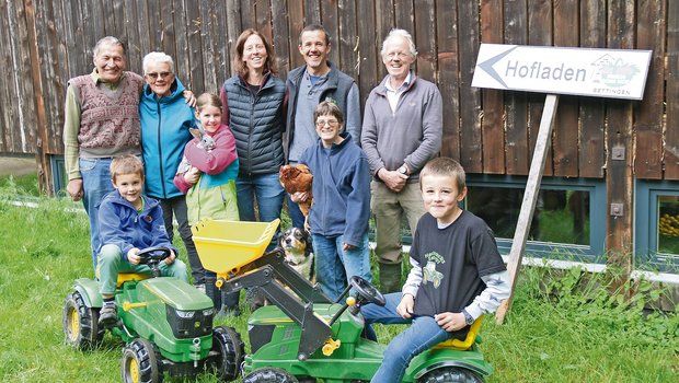 Die Bauernfamilie Gerber aus Bettingen: Hinten Grosseltern Werner und Hanna, Eltern Heidi und Patrick, Mitarbeiter Bob, vorne Elias, Sina, Mitarbeiterin Barbara und Joele.(Bild BB)