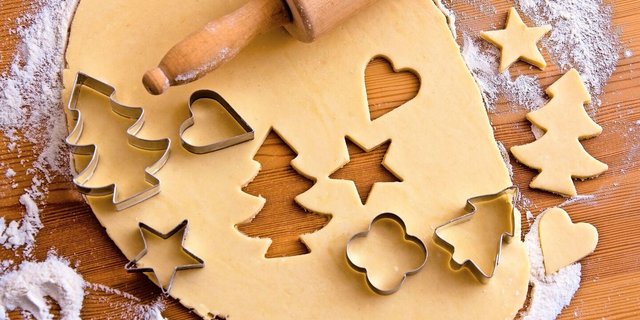 Backen ist mehr als einfach süsses Gebäck zu produzieren. Der Schritt-für-Schritt-Herstellungsprozess hilft beim Abschalten und Auftanken und bietet, im Idealfall, kleine Ruheinseln im Adventsalltag.