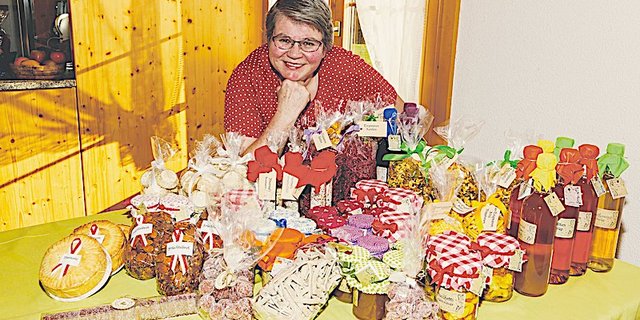 Hinter diesen Produkten – handgefertigt und mit Liebe etikettiert und dekoriert – steckt Maya Keiser, eine Bäuerin mit Ideen ohne Grenzen. (Bild Erika Rebsamen)