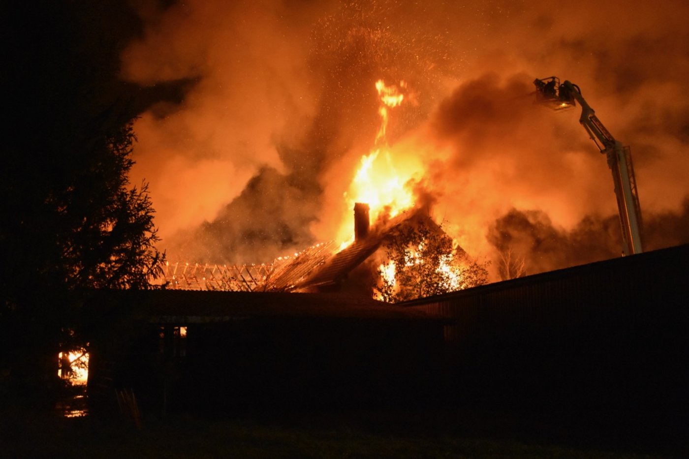 Der Föhn erschwerte den Feuerwehrleuten die Arbeit. (Bilder Kapo SG)