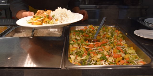 Gastronomiebetriebe, aber auch Altersheime und andere Institutionen, haben den Wert von regionalen Produkten für ihre Küche längst entdeckt. Sie punkten damit bei ihren Gästen. (Bild Jasmine Baumann)