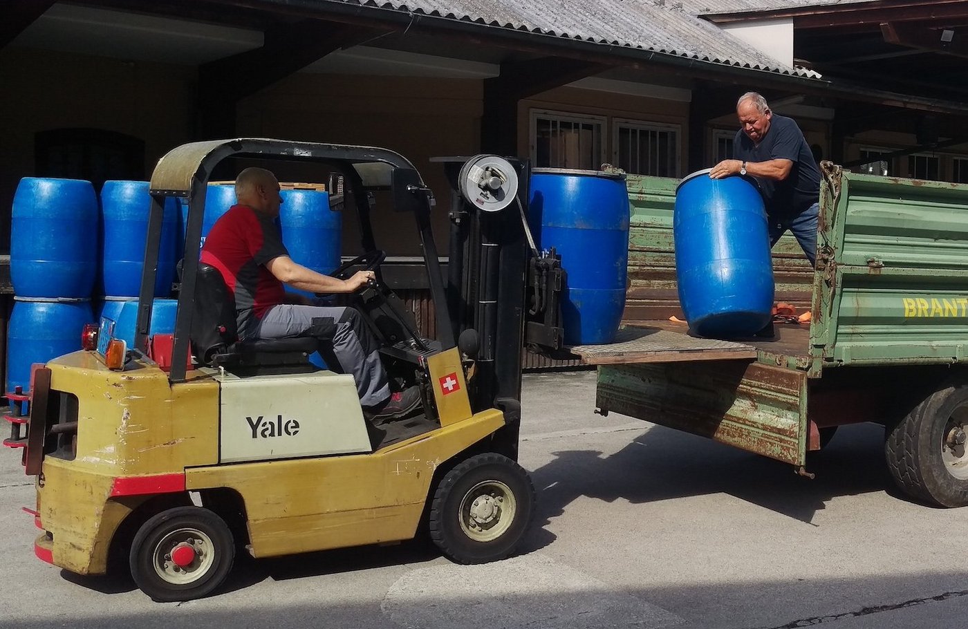 Josef von Rickenbach aus Steinen (rechts) bei der Ablieferung der letzten Brennkirschen bei der Destillerie Fassbind AG in Arth. (Bilder zVg)