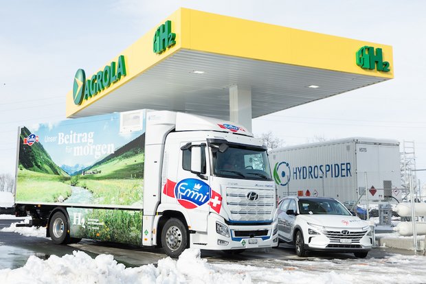 Die erste Luzerner Tankstelle für Wasserstoff steht vor einer Landi Die Tankstelle wurde in Zusammenarbeit zwischen H2 Energy AG und der Landi Sempach-Emmen sowie mit Unterstützung des Projekts «H2Haul» in Rekordzeit realisiert, heisst es in der Mitteilung. (Bild Landi Sempach-Emmen)