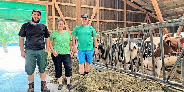 Berichten am 25. Juni über ihre Milchproduktion: Pascal, Bernadette und Ludwig Grüter vom Spitzacher, Hergiswil b. Willisau.