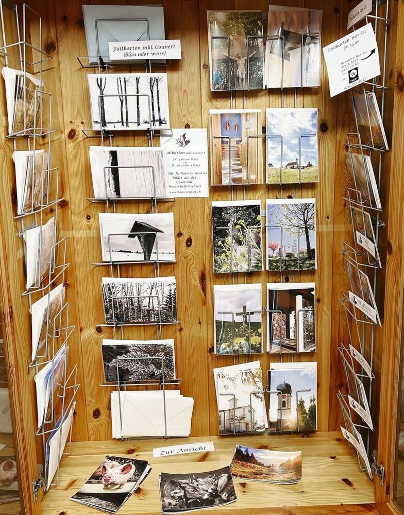 Im kleinen Hoflädelli verkauft Sharon Holenstein auch selbst fotografierte Trauerkarten.