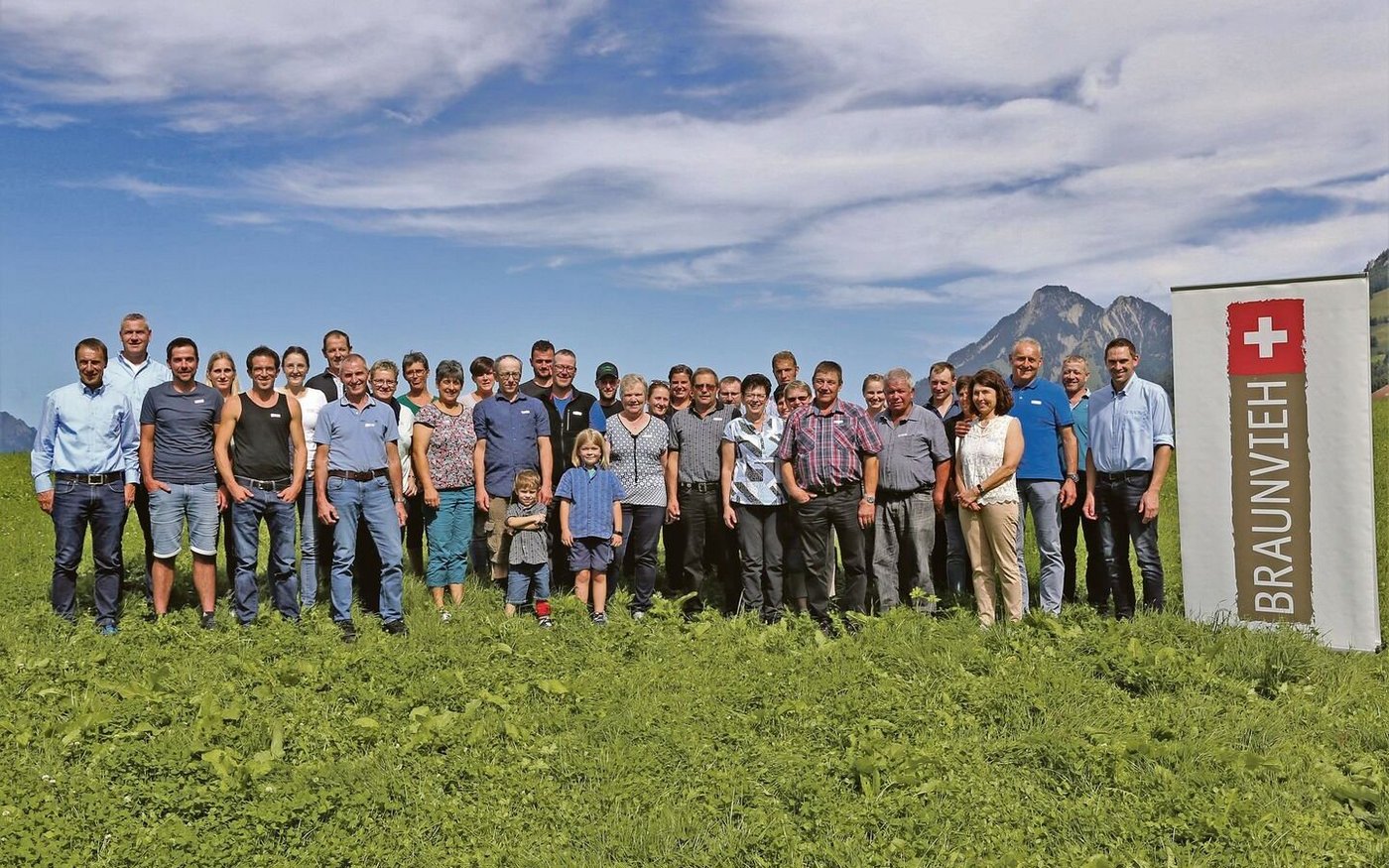 Die geehrten Betriebsmanager und -managerinnen und die Vertreter von Braunvieh Schweiz strahlten an der Herbstsonne um die Wette.
