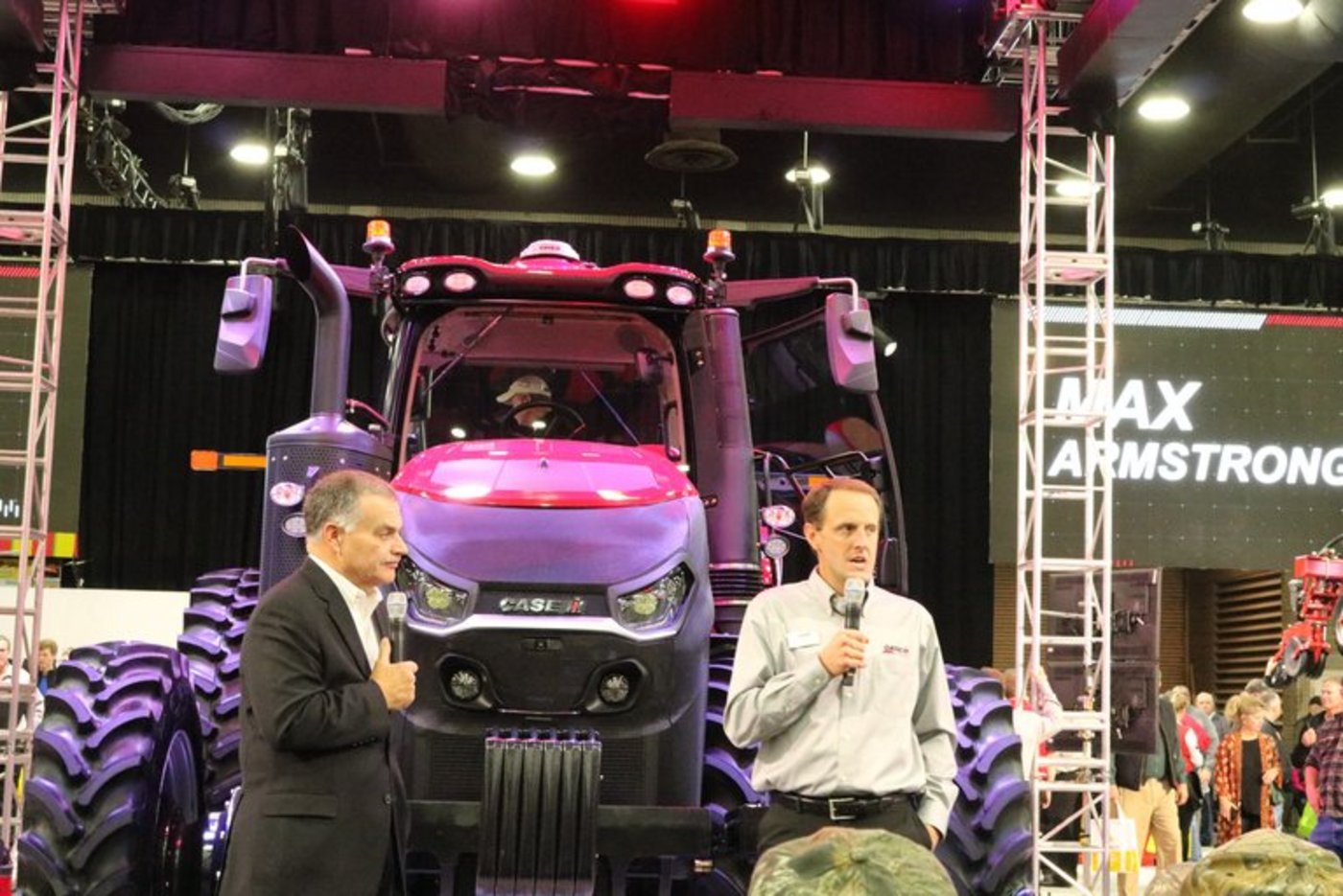 Der bekannte Moderator Max Armstrong moderiert eine Traktoren-Präsentation. (Chuck Zimmermann)